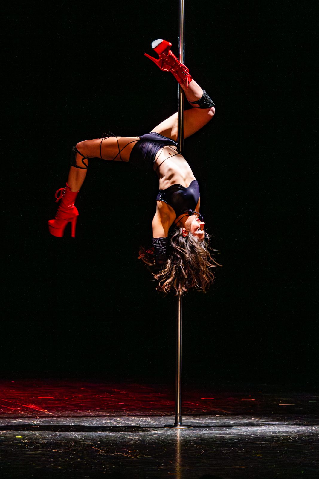 Ema Kardaš actuando en el Pole Freak Exotic Championship 2026